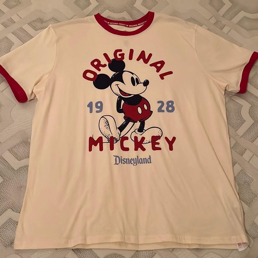 DISNEY MICKEY TEE SIZE LARGE